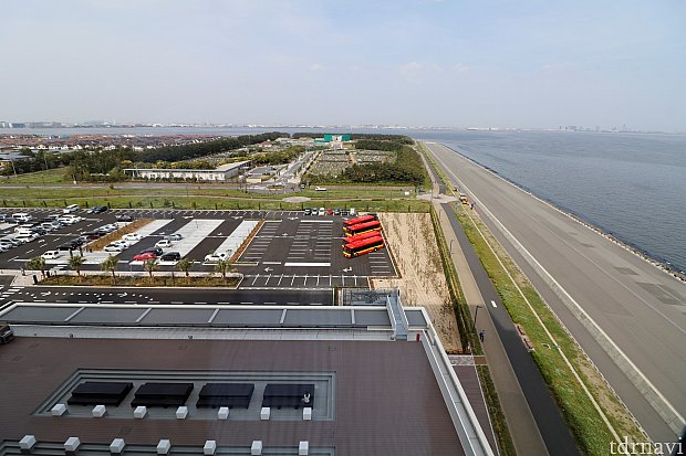 駐車場&海側コーナールームからの眺め
右は東京湾と話題になった滑走路
正面奥に霊園ビューです