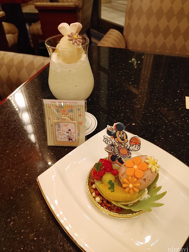 イースターのミニーちゃんのケーキセットとイースターのうさたまの