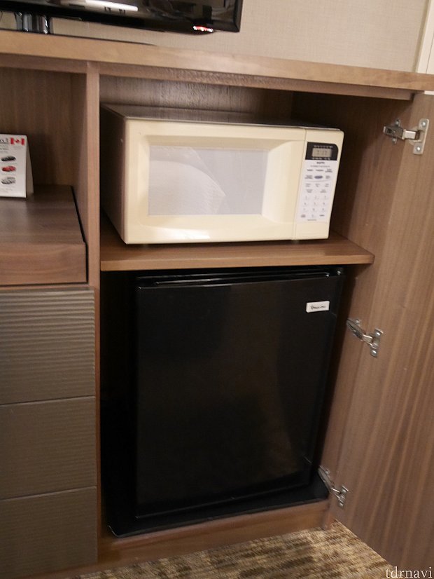 電子レンジと冷蔵庫があります。