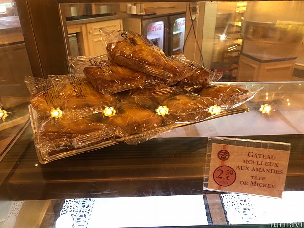 アーモンドがふりかけてあるケーキ。こちらは包装されてるのですぐ食べなくても大丈夫です。