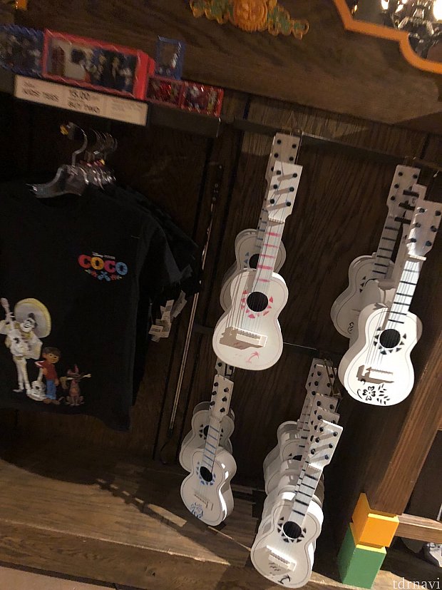 COCOのTシャツも売っていました。