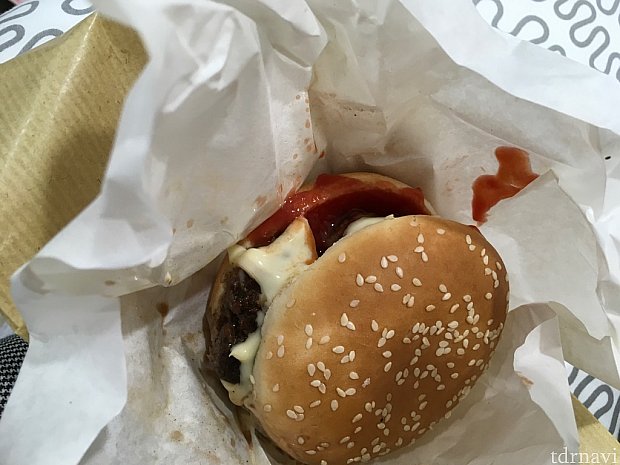 私はブラックペッパービーフバーガー(22香港ドル)を。見た目は…ですが、注文後に作ってくれるので、アツアツで美味しかったですよ。パークから戻って来た後の遅い夕食にどうぞ