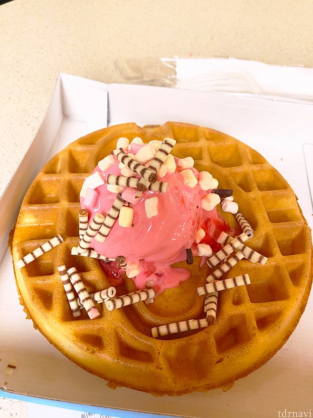 ワッフルがアツアツなので、ソフトクリームはすぐ溶けちゃいました。乗せ方が雑(笑)