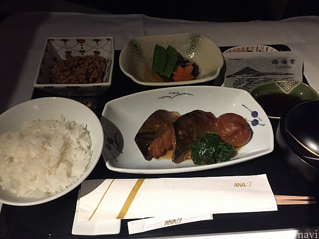 到着前の和食。久しぶりの納豆!鯖味噌!うまーい!!