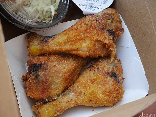 チキン3本‼3本とも足なのが嬉しい♡一番好きな部分なのでついつい食べ過ぎちゃいます。気に入って2日連続で食べました
