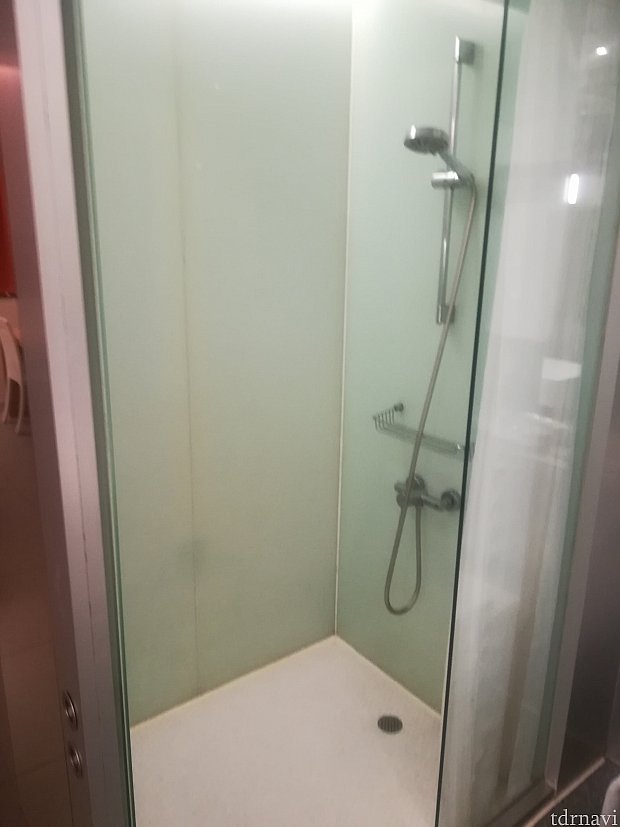 洗面台の向かいがシャワールーム。ぱっと見は気にならないけど…よーく見るとNG(;´Д`)