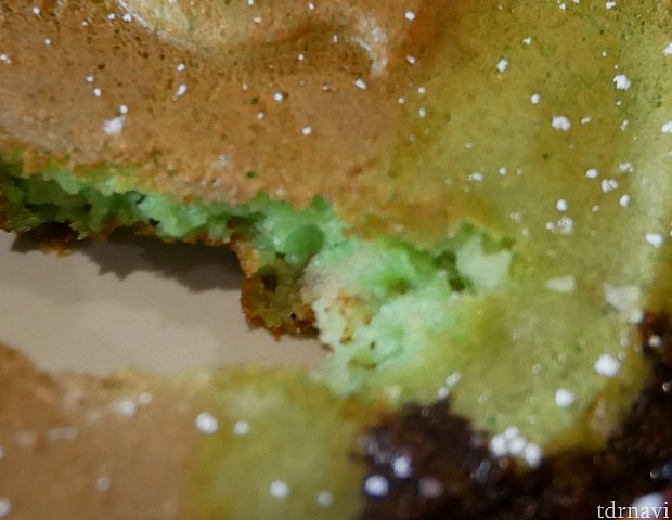 緑の部分だけを食べたけれど、何味かよく分かりませんでした…普通に甘くて美味しいです。マレーシアやシンガポールでは『パンダン』という植物のケーキを食べるみたいなので、パンダンなのかも。