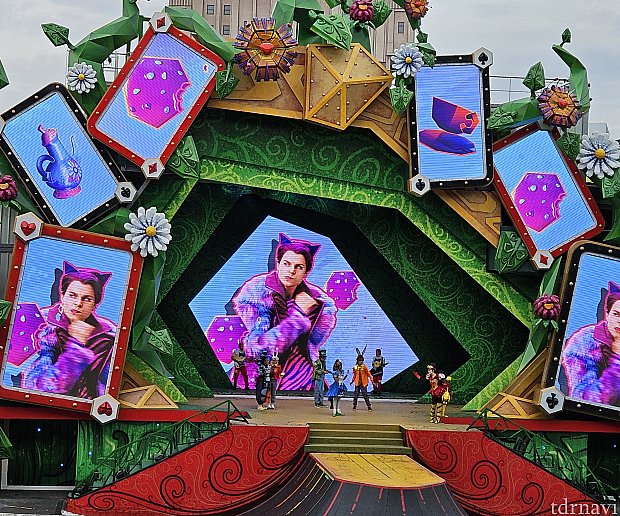 Alice & the Queen of Hearts Back to Wonderland