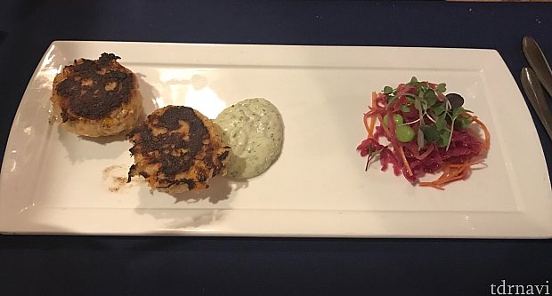 appetizerのShrimp and Crab Cake。
shrimp cake は人生ではじめて食べましたが、非常にコクがあり海老の食感もあって美味しかったです。