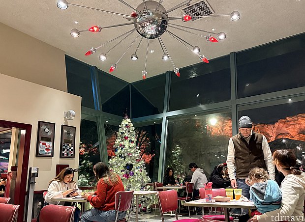 カーズランドで食事するならここ！おすすめレストラン2選 | フローのV8