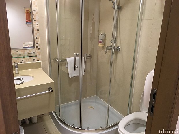 こんな感じのお部屋が2部屋あります。ドライヤーがあれば最高だったんだけどなぁ…