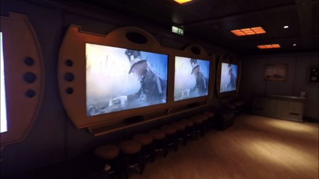 スクリーンで映画を上映してました。