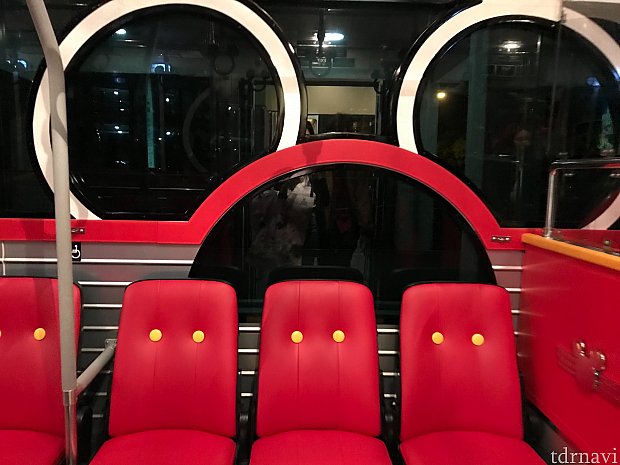 可愛い車内が見たくて3分ほどしかないバス乗車時間のために5分ほど待ちました。