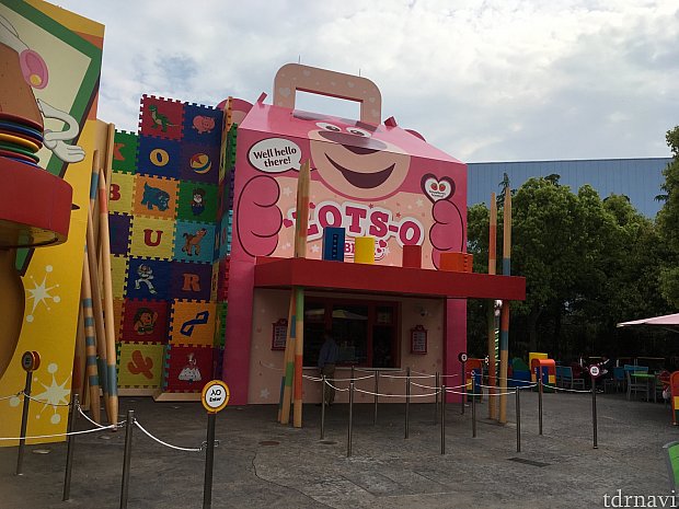 一番右はロッツォのお店