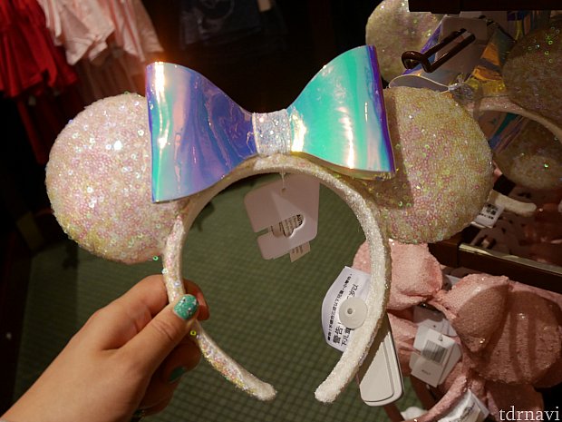 【新作】白と薄いピンクのスパンコールのカチューシャ☆リボンがこれまでにない素材、色んな色に輝くのが素敵!色が主張しすぎていないので、服に合わせやすそう!