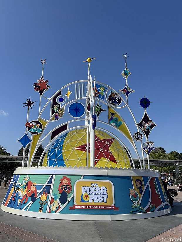 【現地完売品】カリフォルニアディズニー　2024ピクサーフェス　半袖シャツ 現地完売品】カリフォルニアディズニー 2024ピクサーフェス 半袖