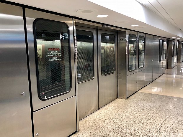 そんな巨大な空港ですから、移動も電車で行います。もちろん無料です。大きな空港で、乗り換え時間が短かったら焦るんだろうな、と考えながら電車を待っていると直ぐに次の電車が。
