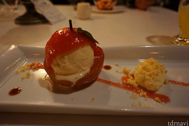 スチームドアップル&バニラアイスクリーム。シナモン風味の温かいアップルの上にバニラアイスが!美味しいに決まってます!!