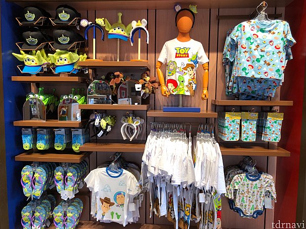 右上のTシャツは子どもサイズ 139元
