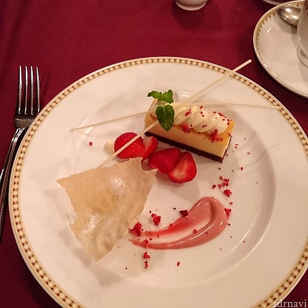 デザートはチーズケーキ。
コーヒーは普通の味。ランドのブルーバイユーのコーヒーの方が好みでした。