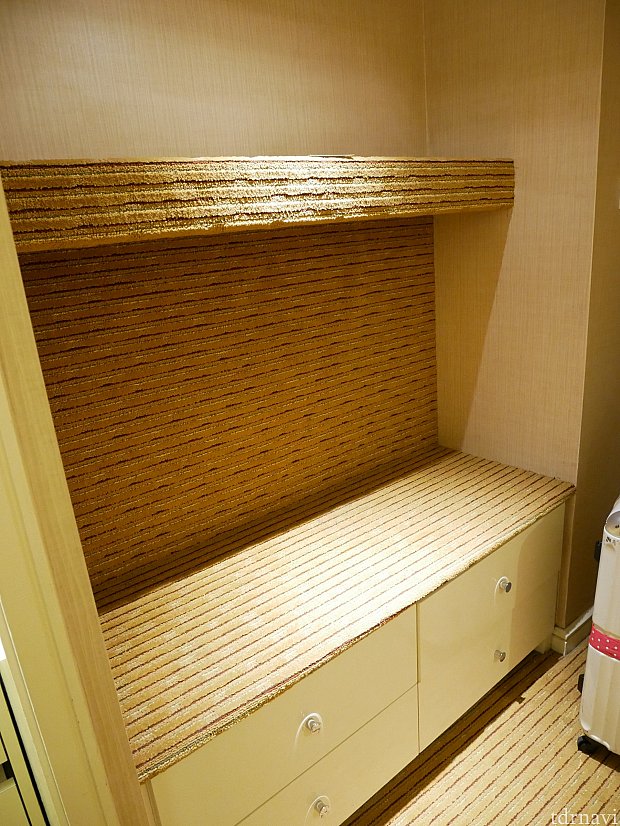 入り口横と室内の2カ所に荷物を置ける場所がありました。こちらは玄関部分の写真。