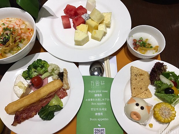 朝食
豚まんの中身はクリーム
果物はタイミングで完熟、固め有り