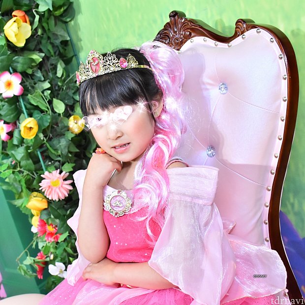 お椅子を使った写真もたくさんありました。
親には「ワラッテー」の声しか聞こえませんでしたが、かなり細かいポージング指導があったようです。