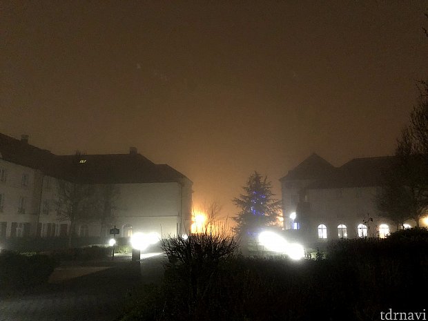 朝7:30ころのレストラン側からとったエントランス方面の写真。
まだ真っ暗で霧が出てるため何も見えません^^;
ちなみに、右手側にはちょっとした動物園的なものがありました。
(前回は気が付かなかったです^^;)