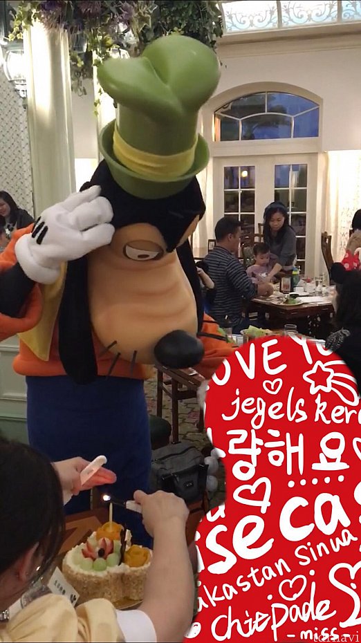 キャストさんがロウソクに火を点けてくれます。