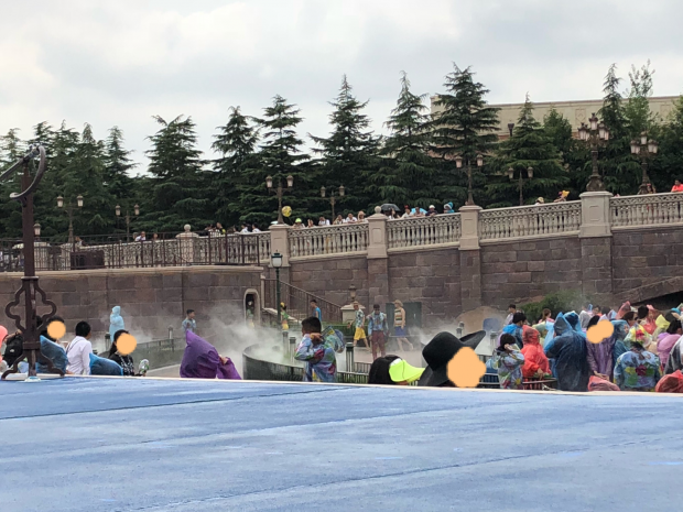 2回目は後ろから。
鑑賞エリア内には、開始前からミストが発生!