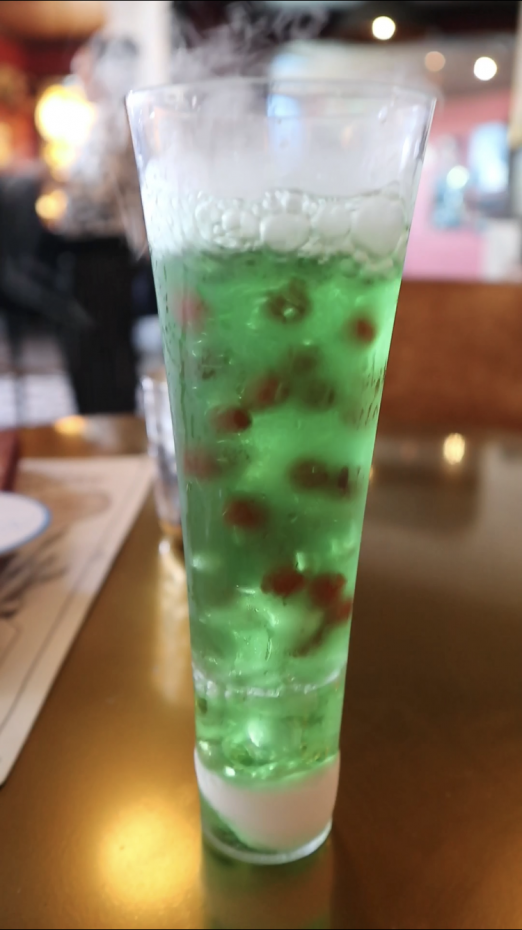 ノンアルのInfinity fizz。ドライアイスでしばらくブクブクして見た目も楽しい!味はジュースよりシロップ寄り…