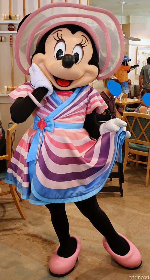 ミニーちゃんワッフルも食べられるブッフェ！マリンルックの