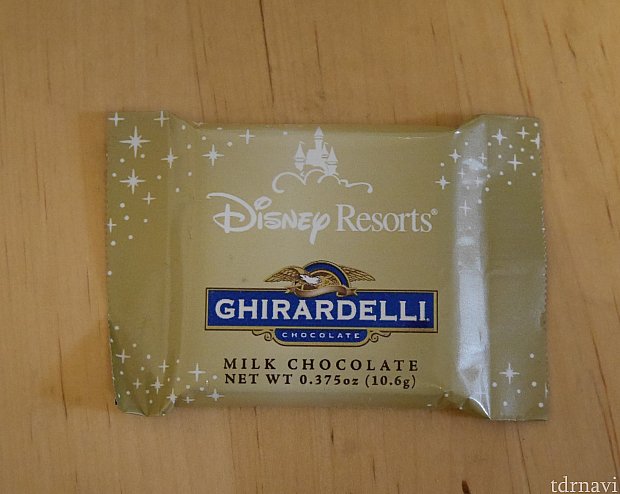 12月に行ったとき配られていたチョコにはディズニーのマークがありました。確認しなかったのですが、量り売りもミルクチョコレート味はこのデザインなのかも?