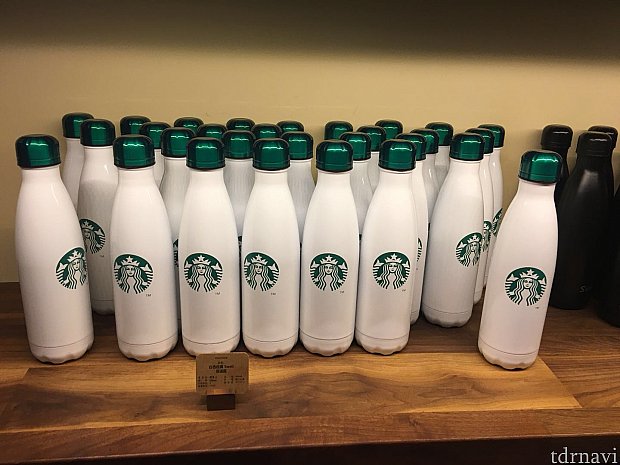 ニューヨーク生まれのスタイリッシュなボトル”スウェル”とスタバのコラボ商品もありました。白色と黒色あり。