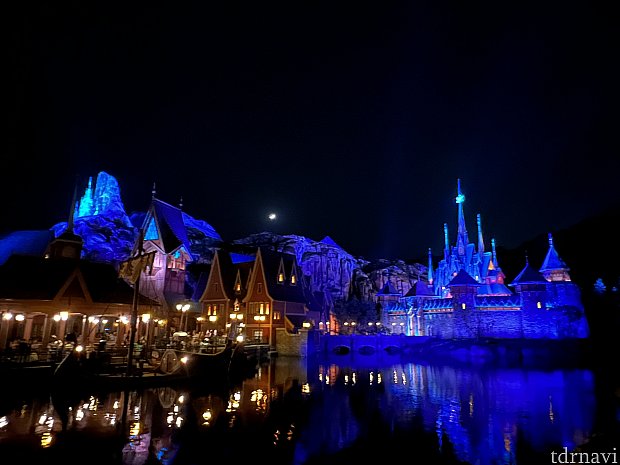 ワールドオブフローズン ミュージックボックス アレンデール 本当にアレンデールって存在するんだ…。アナやエルサ達がお散歩して