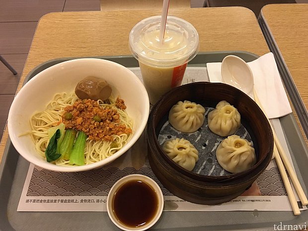 麺と小籠包、豆乳のセットは32元也。
豆乳はホットとアイスが選べます。
