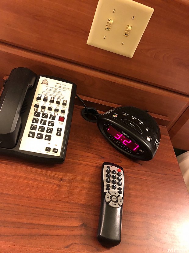 電話、目覚まし、テレビのリモコンがありました。