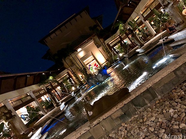 リゾートのロビーフロアにある中庭の池。ここでもアルコールを楽しむ事が出来ます。夜は落ち着いてとても良い雰囲気です。ディズニーに引けを取らない、素晴らしいロイヤルパシフィックリゾートと、オーランドマジカルダイニングのレポートは如何だったでしょうか。更なる巨大リゾートに生まれ変わろうとしているユニバーサルオーランドリゾートに注目ですね!