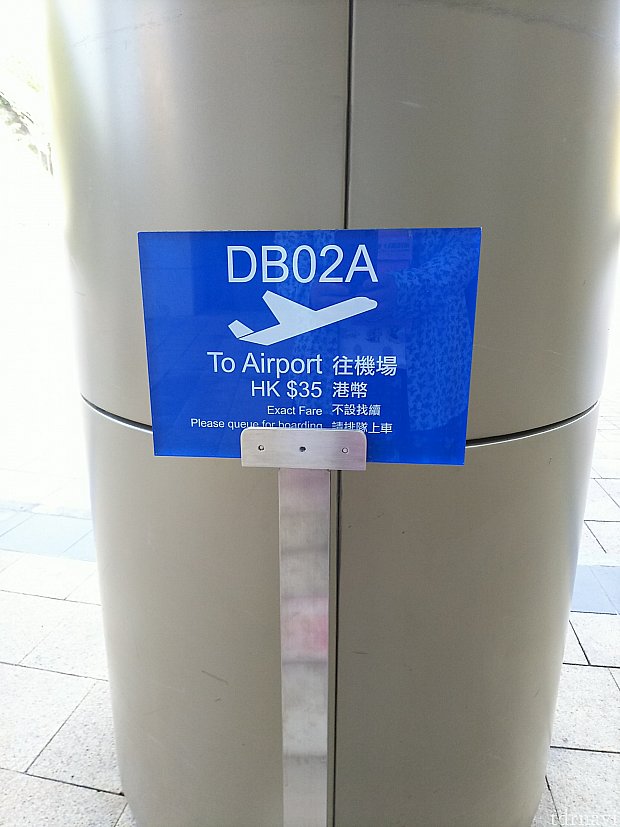 空港行きの路線バスは、ホテルのエントランスが乗り場になっています。
