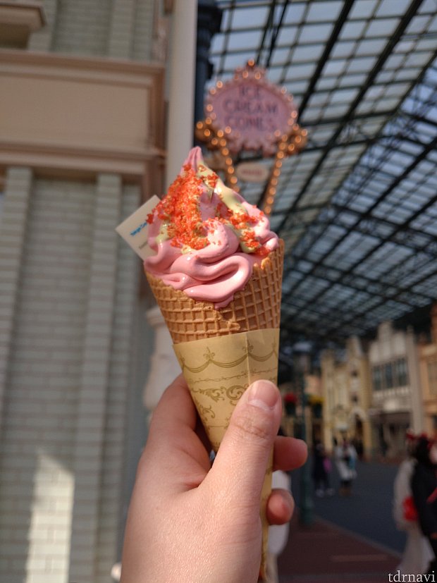 サダハルアオキコラボ第3弾 ラストはホワイトチョコのストロベリーソフトクリーム ピスタチオ アイスクリーム コーン