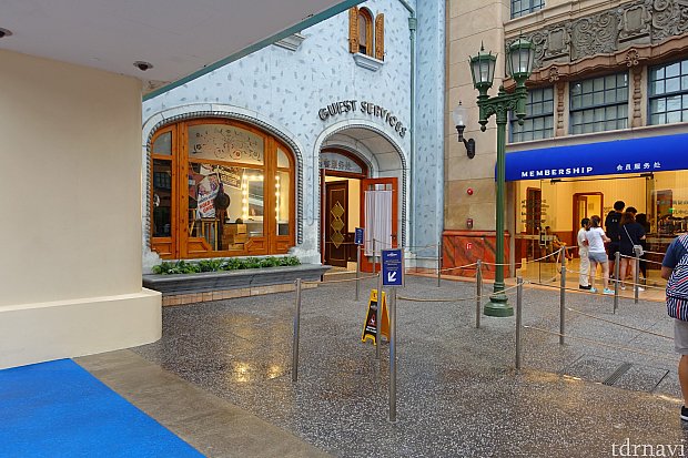 バースデーギフトがもらえるゲストサービスはメンバーシップの建物の斜め前にあります。