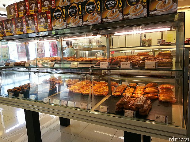 入ってすぐ左には店内で焼いているパンやマフィンが。好きなものをトングでトレーに取って、カウンターに持って行き、袋詰めとバーコードを貼って貰います。