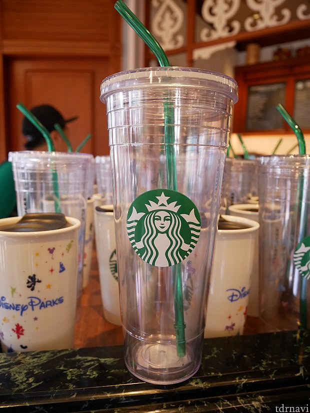 スタバのタンブラー系の取り扱いは2つ。
1つはこの大きなサイズのプラスチックでできたタンブラー。
