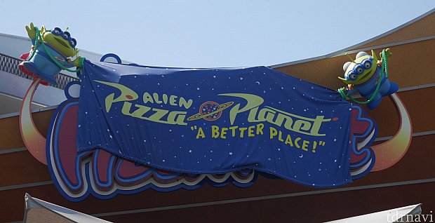 看板からすでにリトルグリーンメンにジャックされ、『Alien Pizza Planet』になってます。