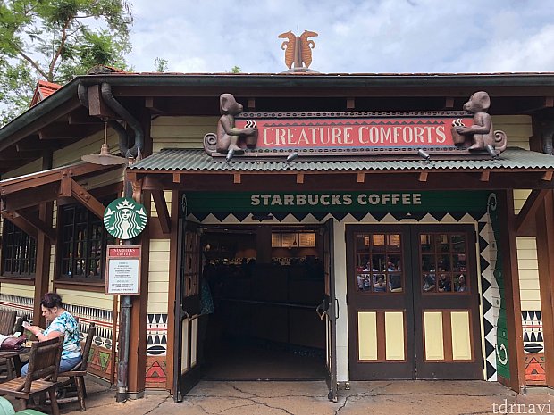 エントランスです。
スタバのマークが目印ですね。