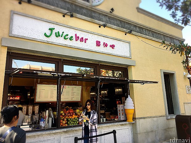 外観はこんな感じです🍊
この左のカウンターで注文、ソフトクリームのところで受け取りです。