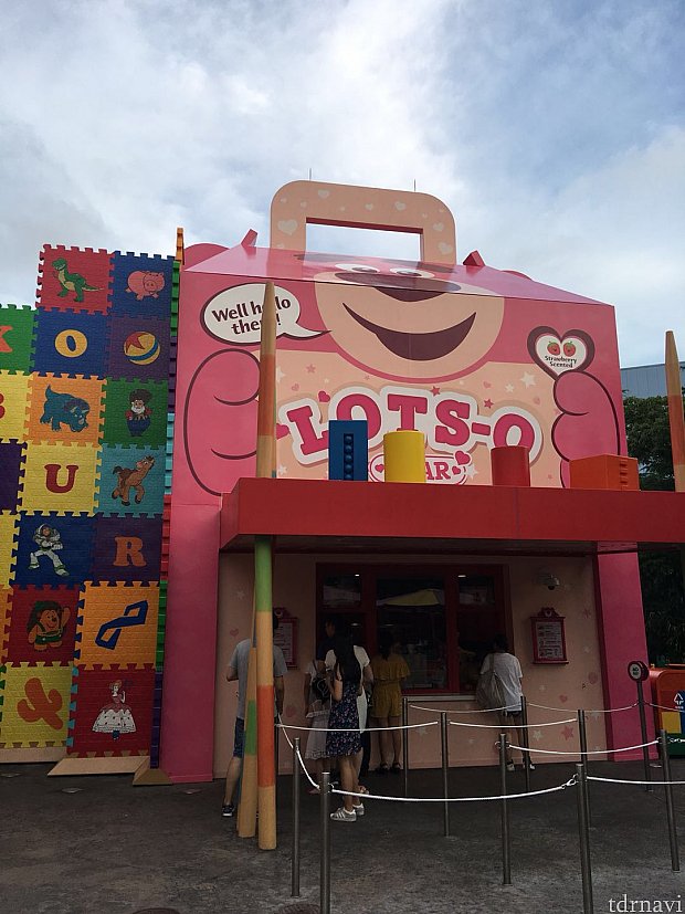 向かって右側はロッツォのお店。