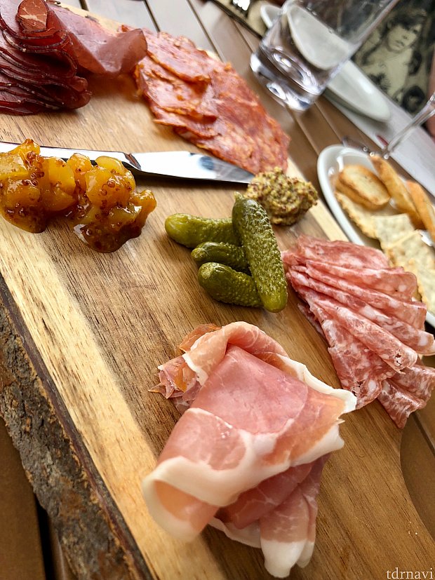 Artisanal Cheese Boardは$24で5人でシェアしてみました。上品な味でした。