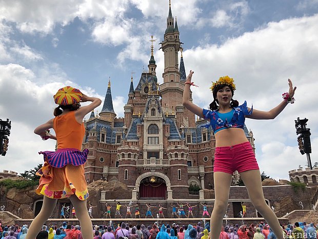 ダンサーさんが登場!キャラが出てくると端に移動します。
傘さしてる人がいない!!