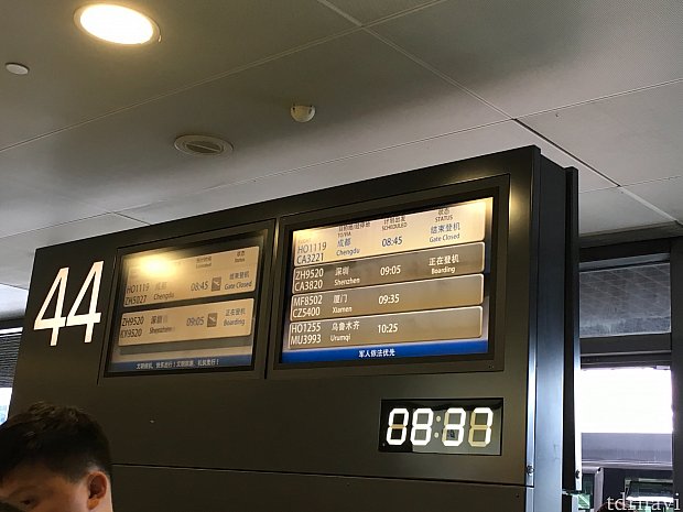 ここからは中国国内線に乗って深センに向かった様子を。今回の飛行機は…、